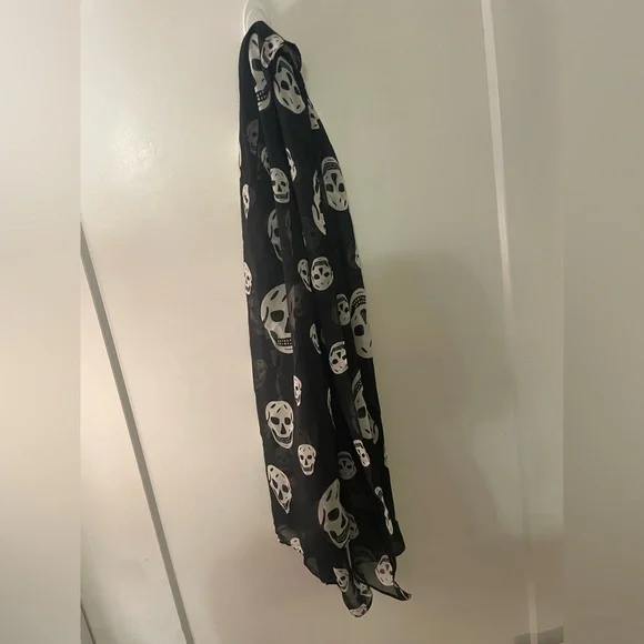 SHEER SKULLS ☠️ | Black & White Skull Print | Scarf (Brand New!) 💕✨ - Picture 7 of 12